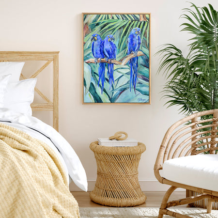 Peinture poster jungle de perroquets ara hyacinthe dans la jungle entre les feuilles de palmiers vertes et bleus multicolores.
