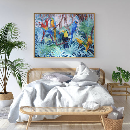Tableau jungle et nature d’une fresque d’oiseaux exotiques et sauvages représentant des toucans et ara macao perroquets rouge et bleus et de conure soleil dans la jungle avec la végétation des palmiers aux feuilles multicolores pour une déco bohème, jungalow et moderne