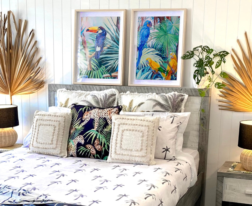 Decoration jungle et chambre tropicale avec Peinture et posters perroquets et feuilles de palmiers