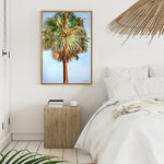 Charger l&#39;image dans la galerie, Tableau palmier tropical et nature avec feuilles de palmier, art de la Floride aux couleurs turquoises ou feuilles de palmier séchées sur un ciel bleu de vacances pour une déco murale bord de mer et moderne
