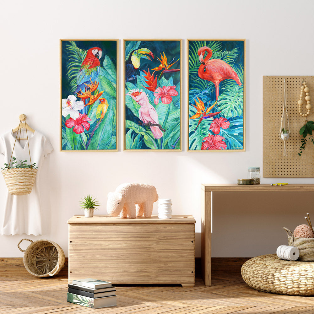 Tableau sur toile de déco murale jungle et nature au paysage exotique d’animaux avec fleurs et plantes sauvages représentant un flamant rose, des hibiscus blanc et rose, une fleur de strelitzia oiseau de paradis pour une ambiance jungalow et moderne