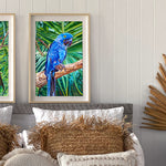 Charger l&#39;image dans la galerie, Tableau tropical de perroquet Ara Hyacinthe, oiseau tropical bleu cobalt dans la jungle, pour une déco murale exotique et paradisiaque
