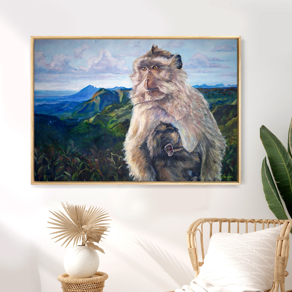 Tableau jungle et nature d’un paysage exotique et sauvage des Gorges de la Rivière noire à l’île maurice représentant des singes : une maman et un bébé macaques devant les montagnes pour une déco bohème, jungalow et moderne