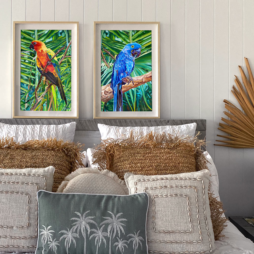 Tableau tropical diptyque avec peinture d’oiseaux exotiques : une perruche soleil et un ara hyacinthe, pour une déco nature ambiance jungle et bohème.