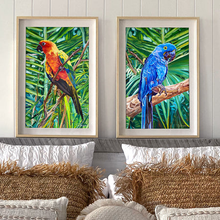 Tableau tropical sous forme de diptyque représentant deux oiseaux exotiques : une perruche soleil et un ara hyacinthe, pour une déco murale positive ambiance jungalow moderne.