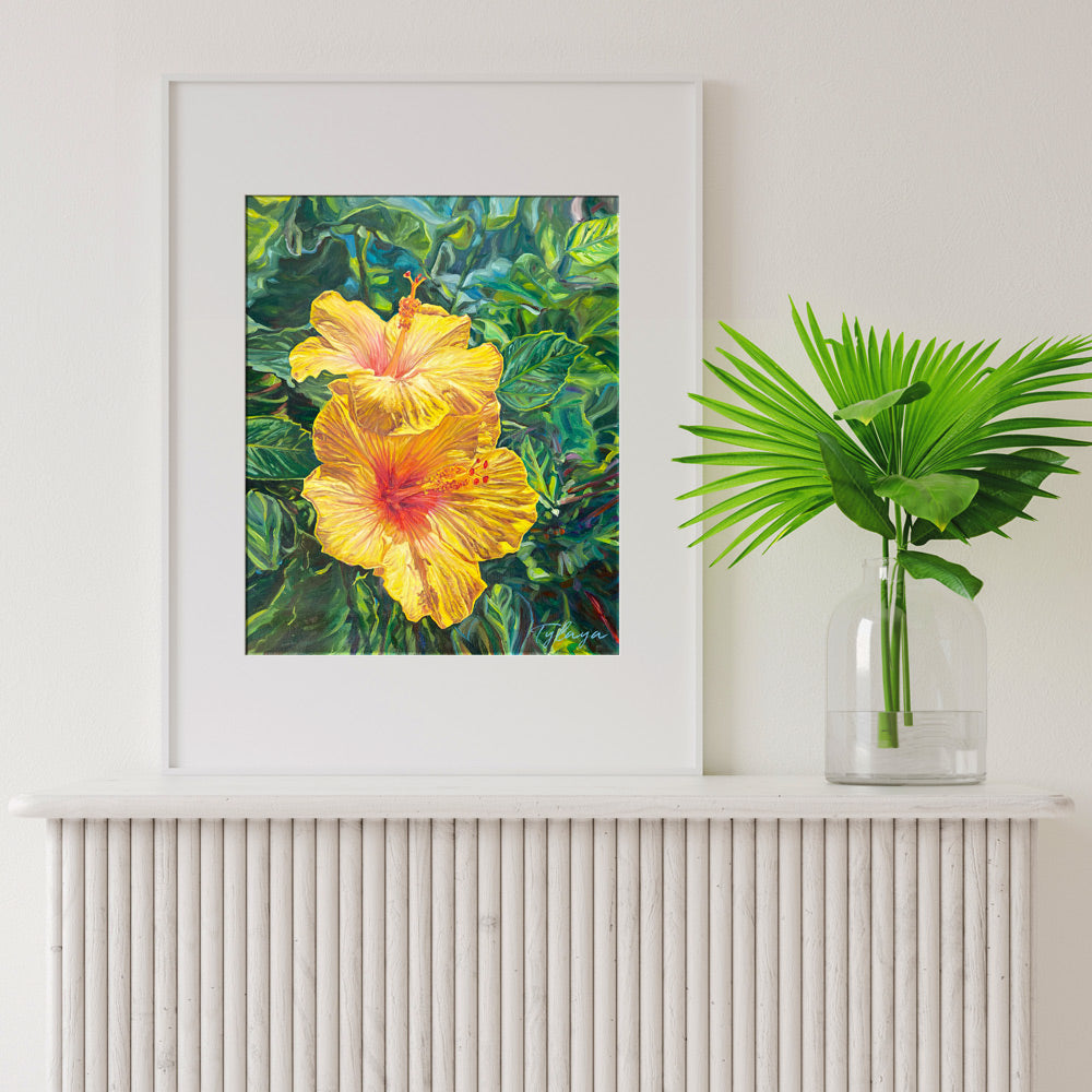 Poster tropical d'hibiscus jaunes sur un tableau d'art de peinture à l'huile avec des feuilles multicolore pour une deco des îles exotiques et jungle.
