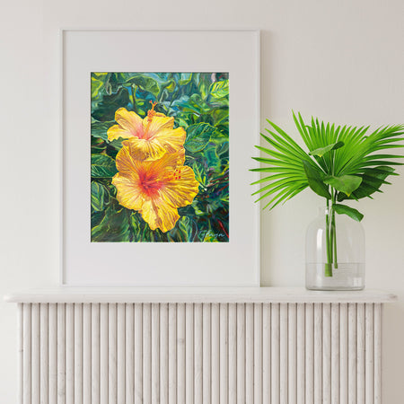 Peinture à l'huile d'hibiscus jaunes sur un tableau d'art tropical sur toile avec des feuilles multicolore pour une deco des îles exotiques et jungle.