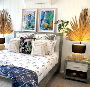 Decoration jungle et chambre tropicale avec Peinture et posters perroquets et feuilles de palmiers 