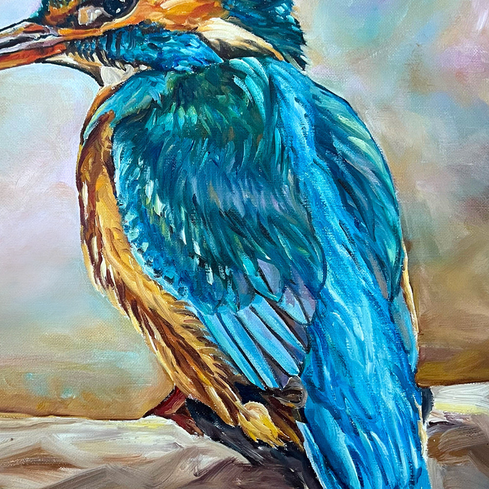 Peinture à l'huile d'un martin pêcheur et tableau sur toile d'un oiseau sauvage bleu sur une branche au couleurs pastel pour deco bohème et nature.