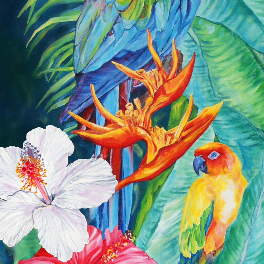 Tableau sur toile de déco murale jungle et nature au paysage exotique d’animaux sauvages représentant un couple d’oiseaux de perroquets : Ara Macao rouge et la perruche du soleil ou conure dans la jungle avec une végétation de feuilles de palmiers et d’hibiscus blancs et roses pour une ambiance jungalow et moderne