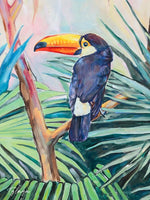 Charger l&#39;image dans la galerie, Tableau tropical et nature d’un toucan toco dans la jungle amazonienne entre les feuilles de palmiers vertes et bleus multicolores : une peinture d’oiseau sauvage pour une décoration moderne et contemporaine, végétale
