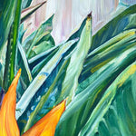 Charger l&#39;image dans la galerie, Tableau tropical d’une fleur oiseau de paradis strelitzia dans la jungle, pour une déco murale moderne et exotique.
