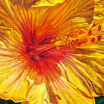 Charger l&#39;image dans la galerie, Peinture à l&#39;huile d&#39;hibiscus jaunes sur un tableau d&#39;art tropical sur toile avec des feuilles multicolore pour une deco des îles exotiques et jungle.
