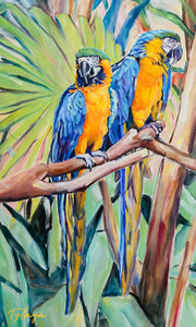 Tableau jungle et nature d’un paysage d’oiseaux sauvages représentant un couple de perroquets Ara macaw jaune et bleu dans la jungle avec la végétation des palmiers aux feuilles multicolores pour une ambiance vacances d’été, îles, exotique et chic 