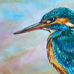 Charger l&#39;image dans la galerie, Peinture à l&#39;huile d&#39;un martin pêcheur et tableau sur toile d&#39;un oiseau sauvage bleu sur une branche au couleurs pastel pour deco bohème et nature.
