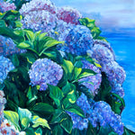 Charger l&#39;image dans la galerie, Tableau de paysage marin, des hortensias bleus devant l’océan Atlantique, pour une déco murale à l’ambiance mer et naturelle.
