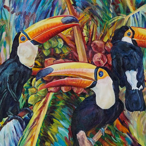Tableau tropical et nature d’un trio de trois de toucan tropical chantant dans la jungle exotique entre les feuilles de palmiers multicolores et lumineuses : une peinture d’animaux sauvages, décoration de faune et flore moderne pour art mural contemporain, végétal et design