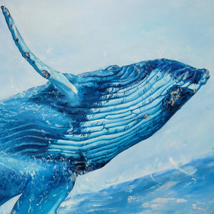 Peinture baleine bleue d’un tableau mer et nature avec paysage marin rose pastel et bleu clair pour déco moderne et bord de mer représentant sautant dans l'océan
