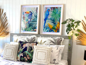 Tableau tropical et nature d’un toucan toco dans la jungle amazonienne entre les feuilles de palmiers vertes et bleus multicolores : une peinture d’oiseau sauvage pour une décoration moderne et contemporaine, végétale