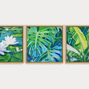 Tableau triptyque jungle, végétation de feuilles tropicale d’un bananier, d’un monstera et de lotus blanc, pour une déco murale moderne et naturelle.